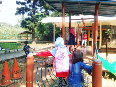 Stimulasi-Kecerdasan-Majemuk-Anak-dengan-Kegiatan-di-Luar-Rumah taman bermain bisa kita gunakan untuk menstimulasi motorik anak