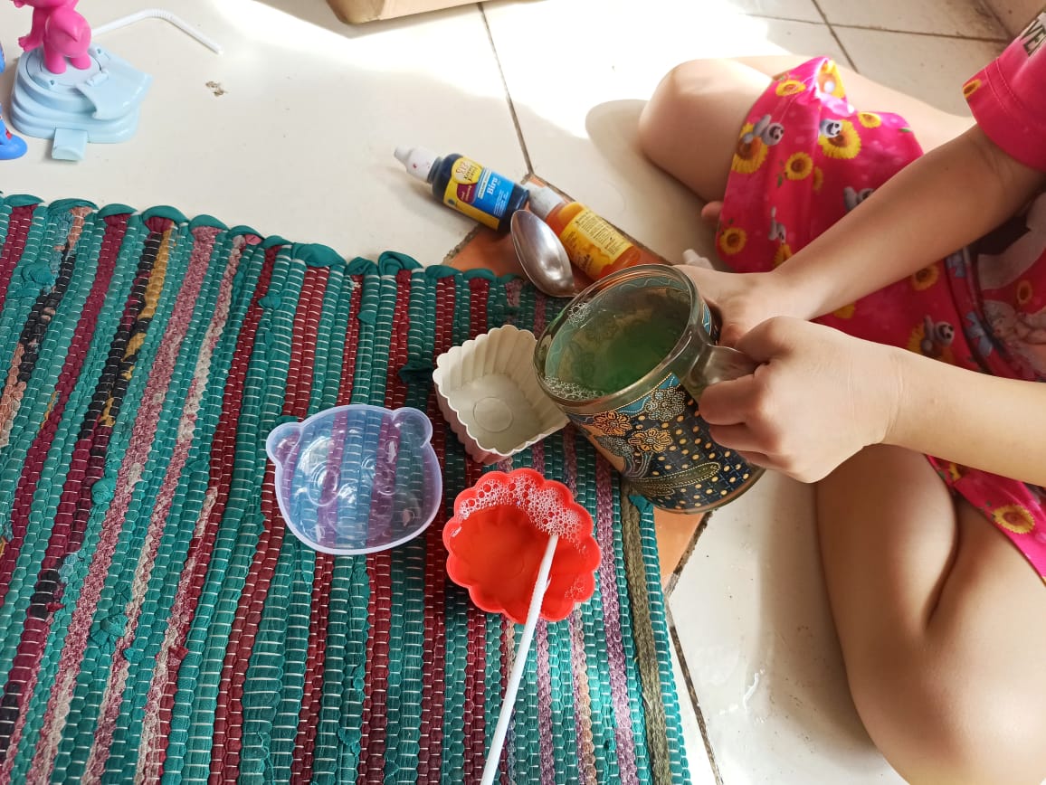 Kegiatan Anak Membuat Lukisan dengan Gelembung Balon Sabun Kegiatan anak