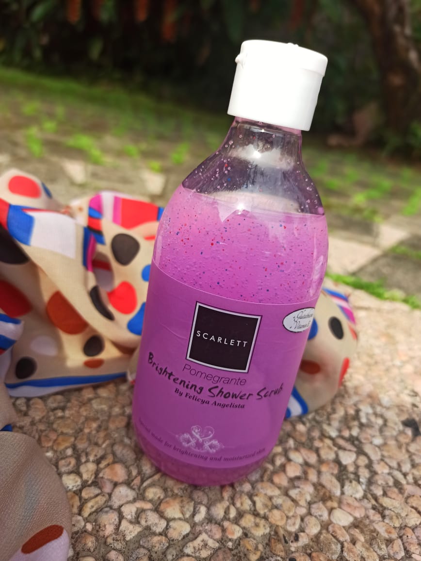 Review Scarlett Whitening, Benarkah Bisa Bikin Putih dan Aman? Review Scarlett Whitening Shower Scrub Pomegrante