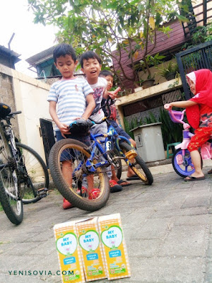 Stimulasi-Kecerdasan-Majemuk-Anak-dengan-Kegiatan-di-Luar-Rumah bersepeda bisa dijadikan kegiatan asyik bermain di luar untuk anak