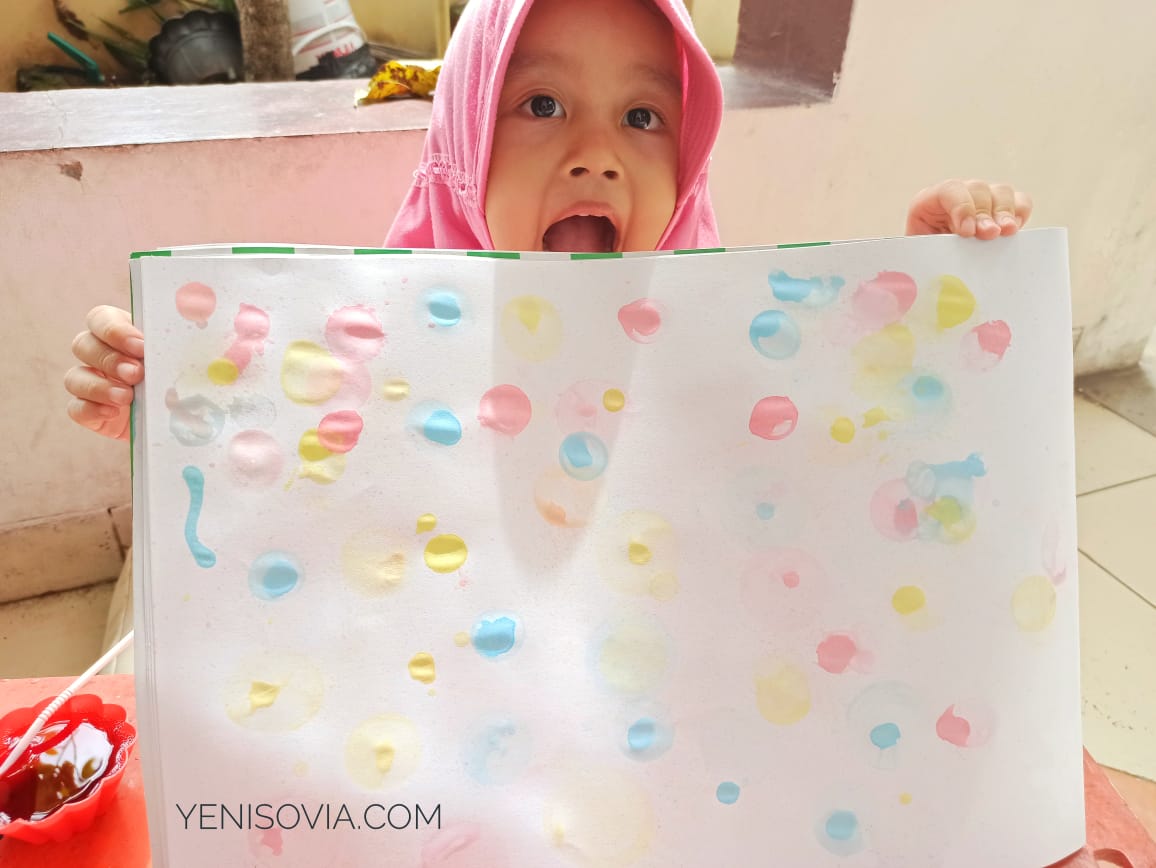 Kegiatan Anak Membuat Lukisan dengan Gelembung Balon Sabun Lukisan untuk anak usia dini