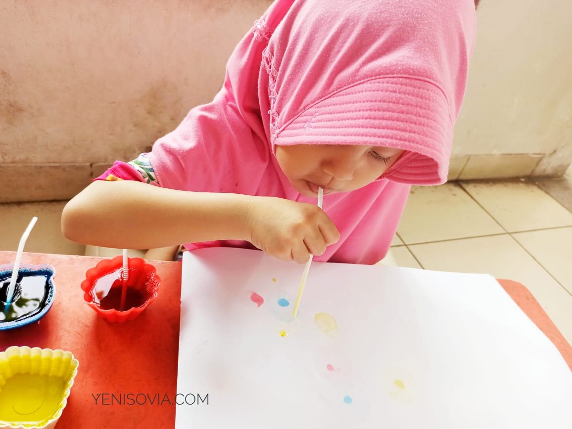Kegiatan Anak Membuat Lukisan dengan Gelembung Balon Sabun kegiatan anak usia dini membuat lukisan