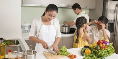 memasak bersama antar anggota keluarga dapat membangun bonding keluarga