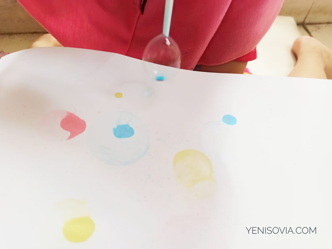 Kegiatan Anak Membuat Lukisan dengan Gelembung Balon Sabun kegiatan anak membuat gelembung sabun