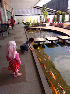 membuat  anak bahagia