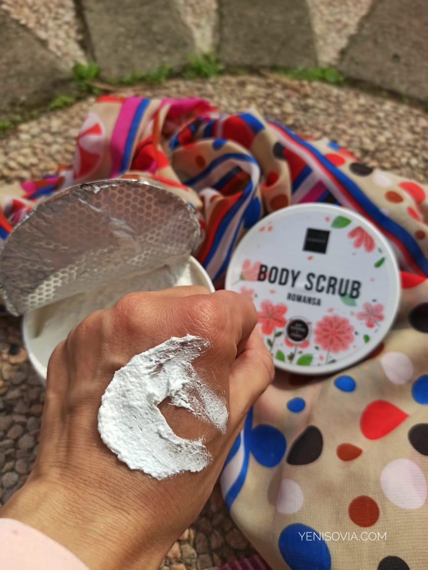 Review Scarlett Whitening, Benarkah Bisa Bikin Putih dan Aman? lulur mandi Scarlett Whitening Romansa