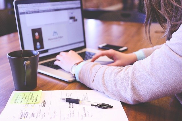 Apa Sih Kekurangan dan Kelebihan Kuliah Online? Kuliah online