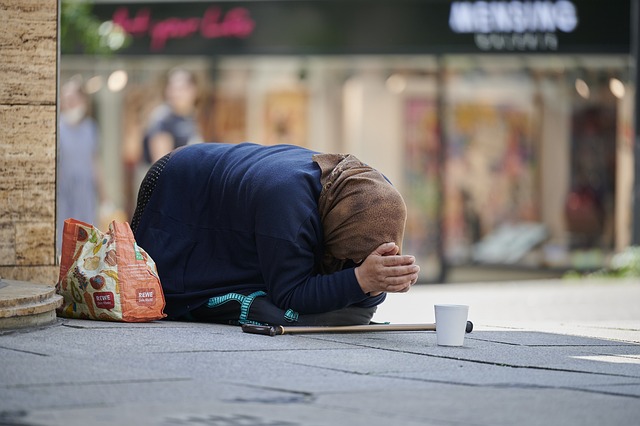 Lebih Baik Memberi ke Pengemis atau Membeli ke Pedagang Kecil? Lebih Baik Memberi ke Pengemis atau Membeli ke Pedagang Kecil?