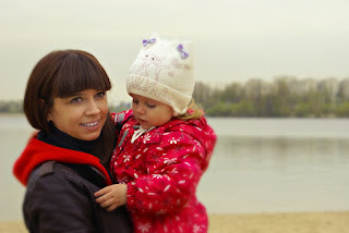 9 tips aman bepergian bersama si kecil dengan kendaraan umum ibu  dan anak