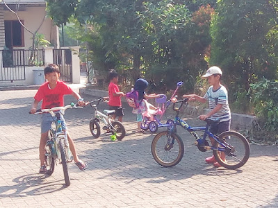 11-Alat-Ini-Wajib-Ada-di-Rumah-untuk-Membantu-Stimulasi-Anak cara melatih motorik kasar anak