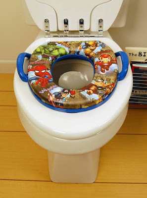 Mengajarkan-Toilet-Training-dengan-Happy-pada-Anak  dudukkan closet untuk anak yang belajar toilet training