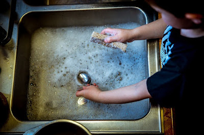 kemandirian adalah salah satu bekal yang perlu kita persiapkan pada anak kita sedini mungkin 