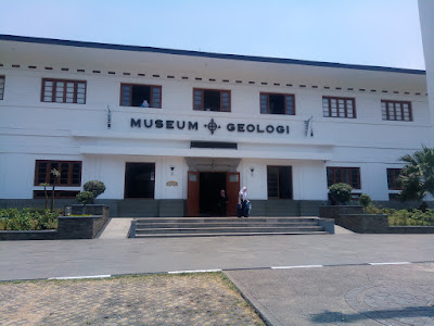 serunya-liburan-ke-museum-geologi-bandung-dan-naik-bandros liburan keluarga ke museum geologi bandung