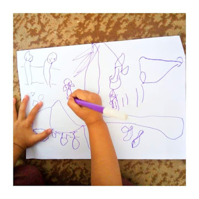 11-Alat-Ini-Wajib-Ada-di-Rumah-untuk-Membantu-Stimulasi-Anak manfaat menggambar bebas pada anak