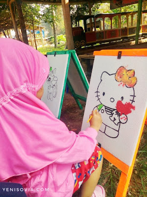 Liburan-Keluarga-Ke-Garut.-Situ-Bagendit-Bisa-Dijadikan-Pilihan-Nggak-Ya? melukis salah satu kegiatan anak di situ bagendit