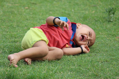 Mudik-dan-Tentang-Bedanya-Pola-Asuh,-Gadget,-TV,-dan-Anak-yang-Rewel penyebab anak suka menangis jika bertemu banyak orang atau berkunjung ke tempat baru