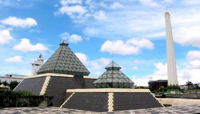 Ingin-Liburan-Keluarga-yang-Ada-Nilai-Edukasinya?-Yuk,-Wisata-Sejarah-Saja-ke-Surabaya tugu pahlawan salah satu tempat wisata sejarah yang terkenal di surabaya