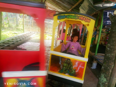 Liburan-Keluarga-Ke-Garut.-Situ-Bagendit-Bisa-Dijadikan-Pilihan-Nggak-Ya? wahana permainan anak di tempat wisata situ bagendit, garut, jawa barat