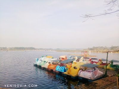 Liburan-Keluarga-Ke-Garut.-Situ-Bagendit-Bisa-Dijadikan-Pilihan-Nggak-Ya? wahana yang ada di situ bagendit