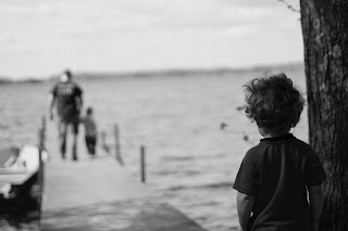 Ayah dan Anak Berjauhan? Lakukan 7 Cara Ini Untuk Membuat Semuanya Tetap Terasa Dekat Dampak jika anak kehilangan peran ayah