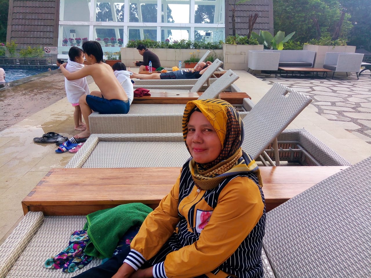 Review-Hotel-The-Green-Forest- Resort-Lembang-yang- Instagramable kolam renang