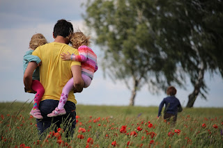 Ayah dan Anak Berjauhan? Lakukan 7 Cara Ini Untuk Membuat Semuanya Tetap Terasa Dekat Bonding ayah dan anak