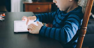 kapan waktu yang tepat mengenalkan gadget pada anak? kapan waktu yang tepat mengenalkan gadget pada anak?