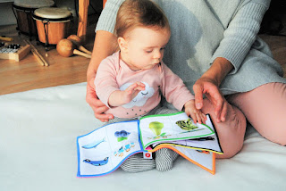 Bunda Ingin Mengajarkan Membaca Pada Anak?  Bisa Coba dengan Metode Montessori Ini Membaca buku untuk anak